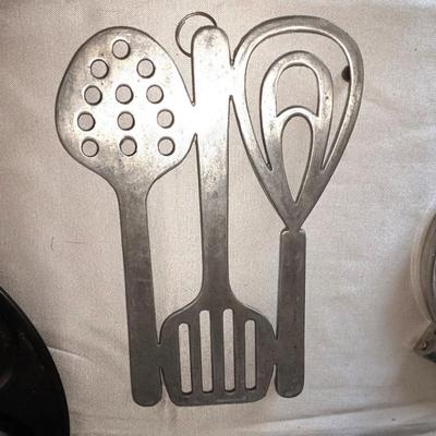 ANIMAL & OMLETTE PANS-TORTILLA PRESS AND COOKING UTENSIL REST