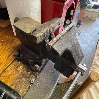 Medium bench vise