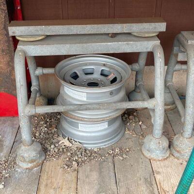 Vibration stands for pouring concrete molds