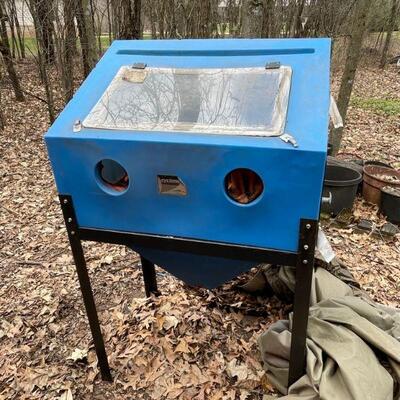 Cyclone sand blasting cabinet