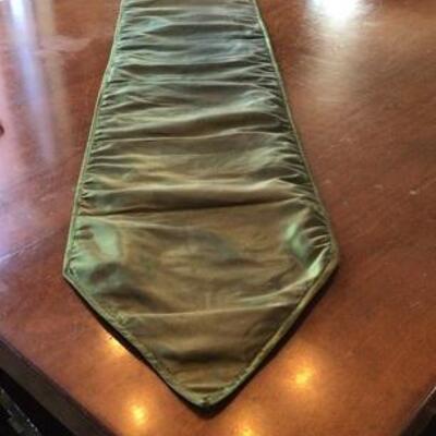 354 - Lovely Red & Green Table Runner w/ Leaf Pattern