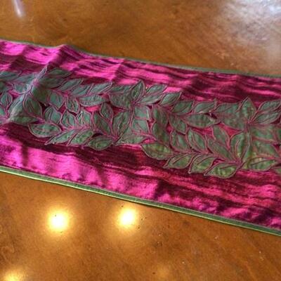354 - Lovely Red & Green Table Runner w/ Leaf Pattern
