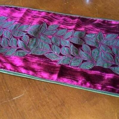 354 - Lovely Red & Green Table Runner w/ Leaf Pattern