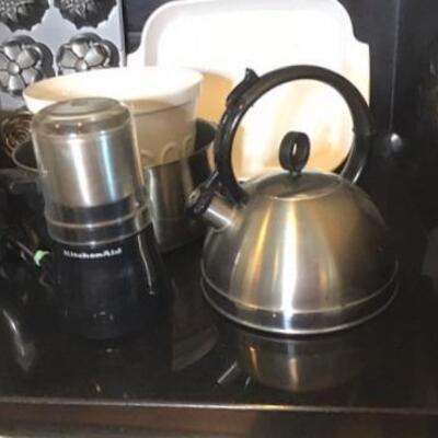 K112 - Lot of Kitchen Items