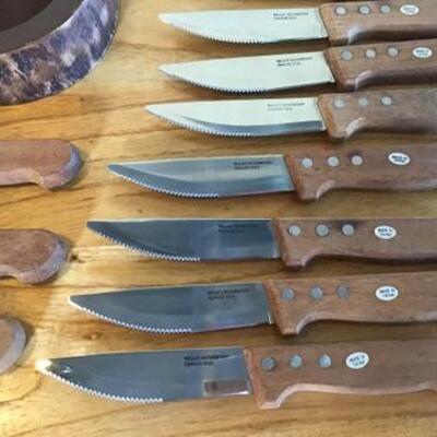 K119 - 12 Pc Wallace Steak Knife Set & Wooden Nut Bowl