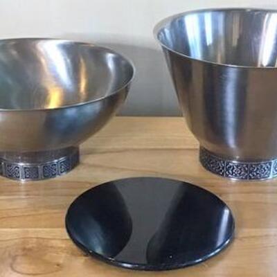 K127 - 2 Lg. Bowls & Black Granite Trivet