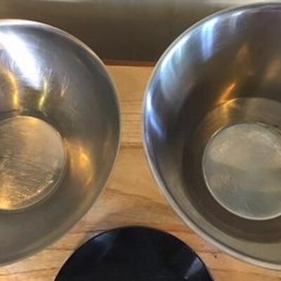 K127 - 2 Lg. Bowls & Black Granite Trivet