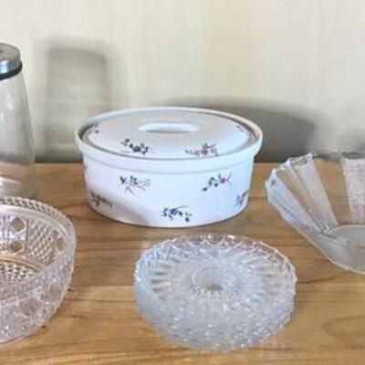 K129 - Kitchen Lot - Glass Bowls & Plates, Gordon Bleu, Canister 
