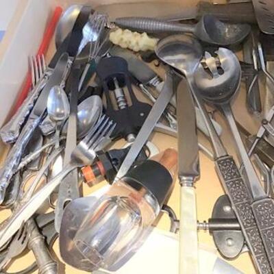K148 - Drawer of Misc. Kitchen Utensils 