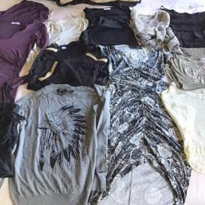 C109 - 12 Pc Clothing Lot - All Tops
