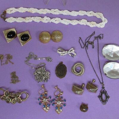 lot of Vinage Jewelry See Description For More Details