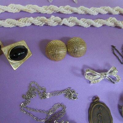 lot of Vinage Jewelry See Description For More Details