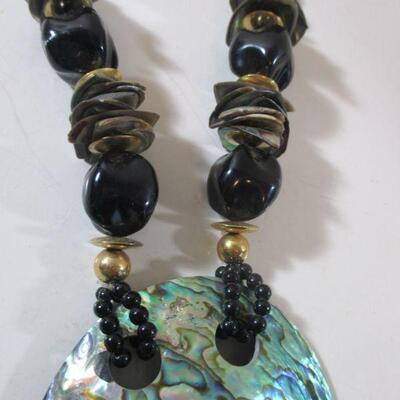 Beautiful Mother of Pearl Seashell Bib Choker Necklace 