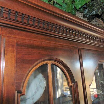 Thomasville Cherry Lighted China Cabinet