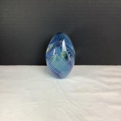 N - 215 Vintage Robert Eickholt Egg Shaped Blue Glass Papaerweight 