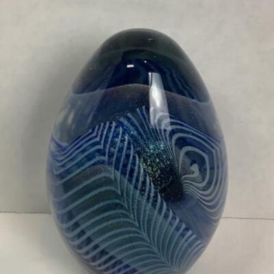 N - 215 Vintage Robert Eickholt Egg Shaped Blue Glass Papaerweight 