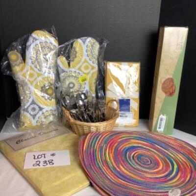 Q238 Lot of New Kitchen Pier 1 Linens, Hampton Flatware
