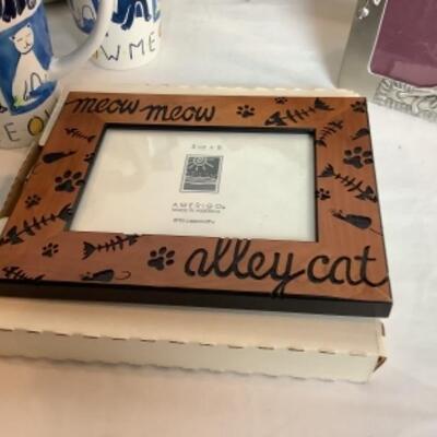 Q248 Cat Decor and Collectibles 