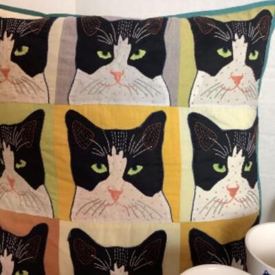 Q248 Cat Decor and Collectibles 
