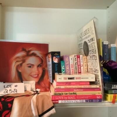 Q252 Lot of Romancing  Books and Tarot Cards