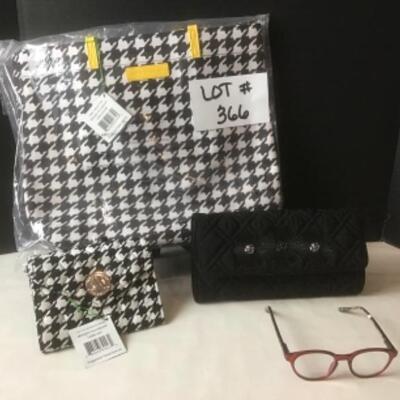 P366 New with Tag 4 pc Vera Bradley Totes and Clutch 