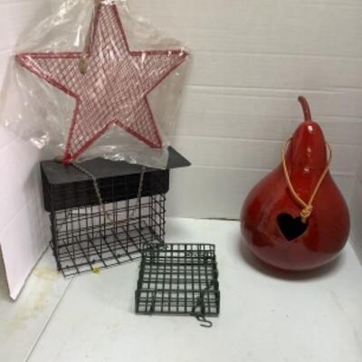 O - 287  Bird Feeding Lot 