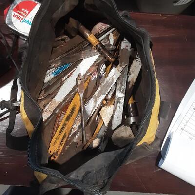 lot 140 -SDewalt battery and charger,  saw blades in toolbag as shown