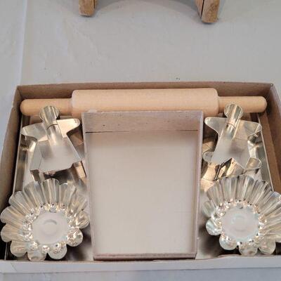 Lot 15: Vintage Slicer and Vintage Small Child Size Baking Set