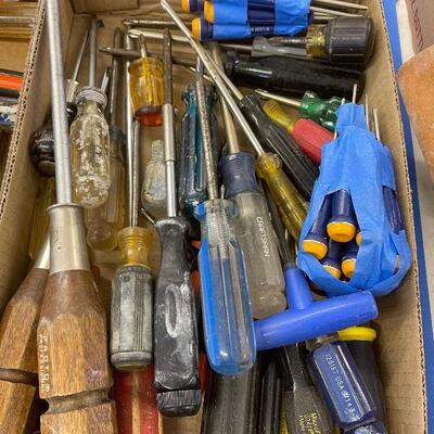 832-Large LOT of Misc Screwdrivers