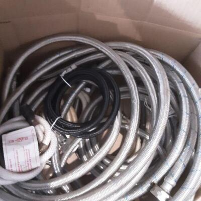 lot 256 - 16 asstd hoses. Washing machine  connectors,  gas appliance hookup, 