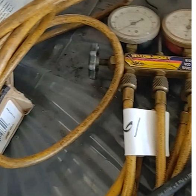 lot 261 - Yellowjacket test and charging manifold