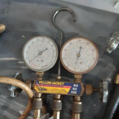 lot 261 - Yellowjacket test and charging manifold