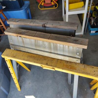 lot 282 - 2 Gray/1 yellow Metal Saw horses