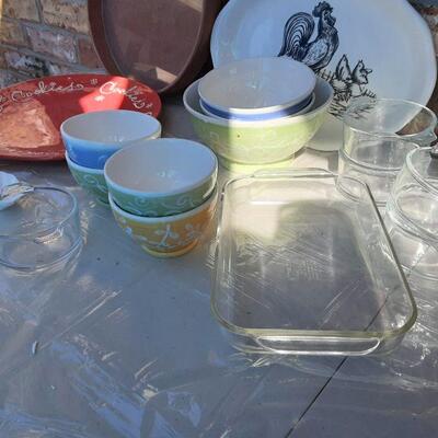 lot 302 -Box of serving dishes, bowls, as shown