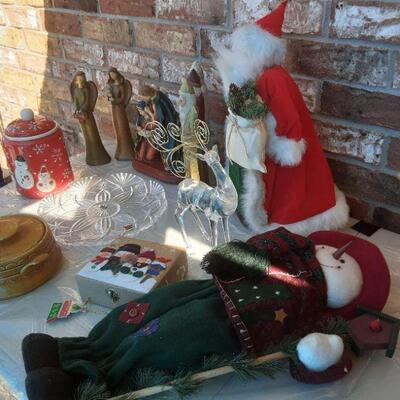 lot 303 - Box of assorted Christmas
