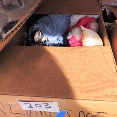 lot 303 - Box of assorted Christmas