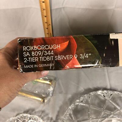 Lot 44 - Mikasa Roxborough Two-Tier Serving Piece