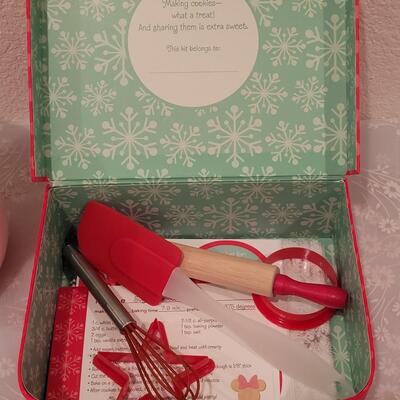 Lot 193: Minnie Mouse Cookie Jar and Minnie Baking Set