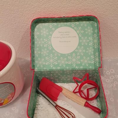 Lot 193: Minnie Mouse Cookie Jar and Minnie Baking Set