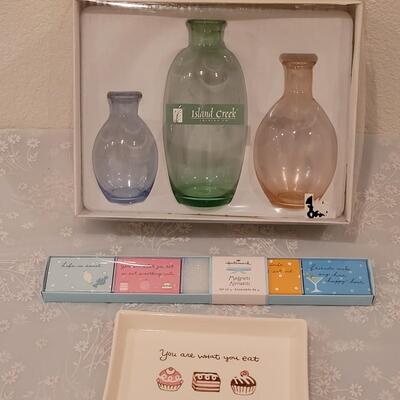 Lot 277: Vase Set, Magnets and Little Plate