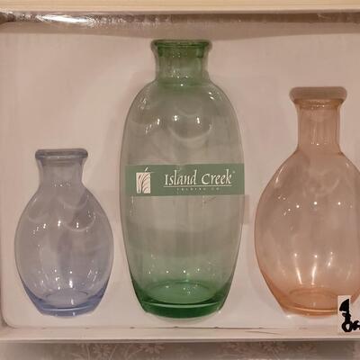 Lot 277: Vase Set, Magnets and Little Plate
