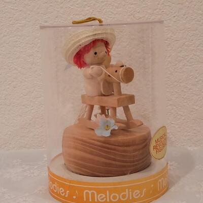 Lot 279: Vintage Melodies Music Box