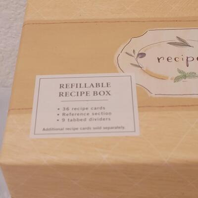 Lot 280: Recipe Box, Magnets, Martha Stewart 4-1 tool, Deco and Scoop 