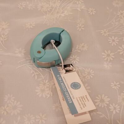 Lot 280: Recipe Box, Magnets, Martha Stewart 4-1 tool, Deco and Scoop 