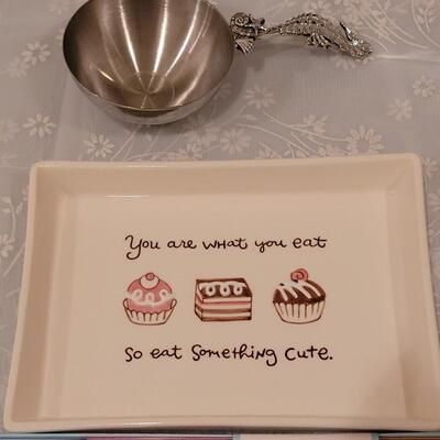 Lot 280: Recipe Box, Magnets, Martha Stewart 4-1 tool, Deco and Scoop 