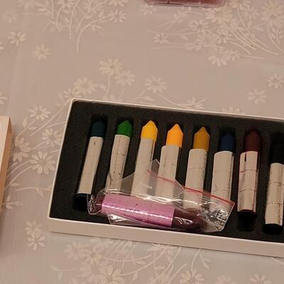 Lot 285: Art Supplies Lot