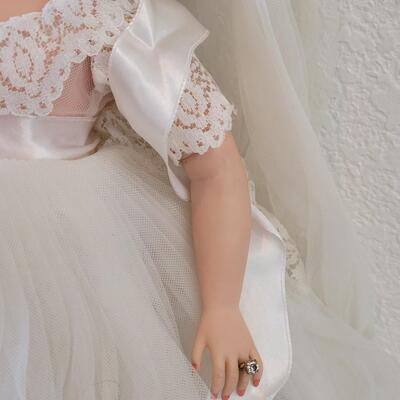 Lot 300: Vintage MADAME ALEXANDER Bride Doll (no box)