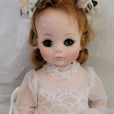 Lot 302: Vintage MADAME ALEXANDER Bride Doll (no box)