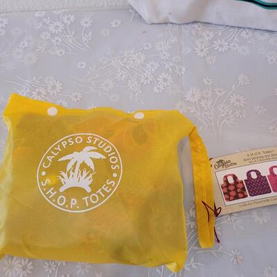 Lot 332: Tote Bag, Shopping Bags, Makeup Bags, Lip Stick Case