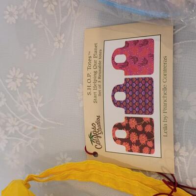 Lot 332: Tote Bag, Shopping Bags, Makeup Bags, Lip Stick Case